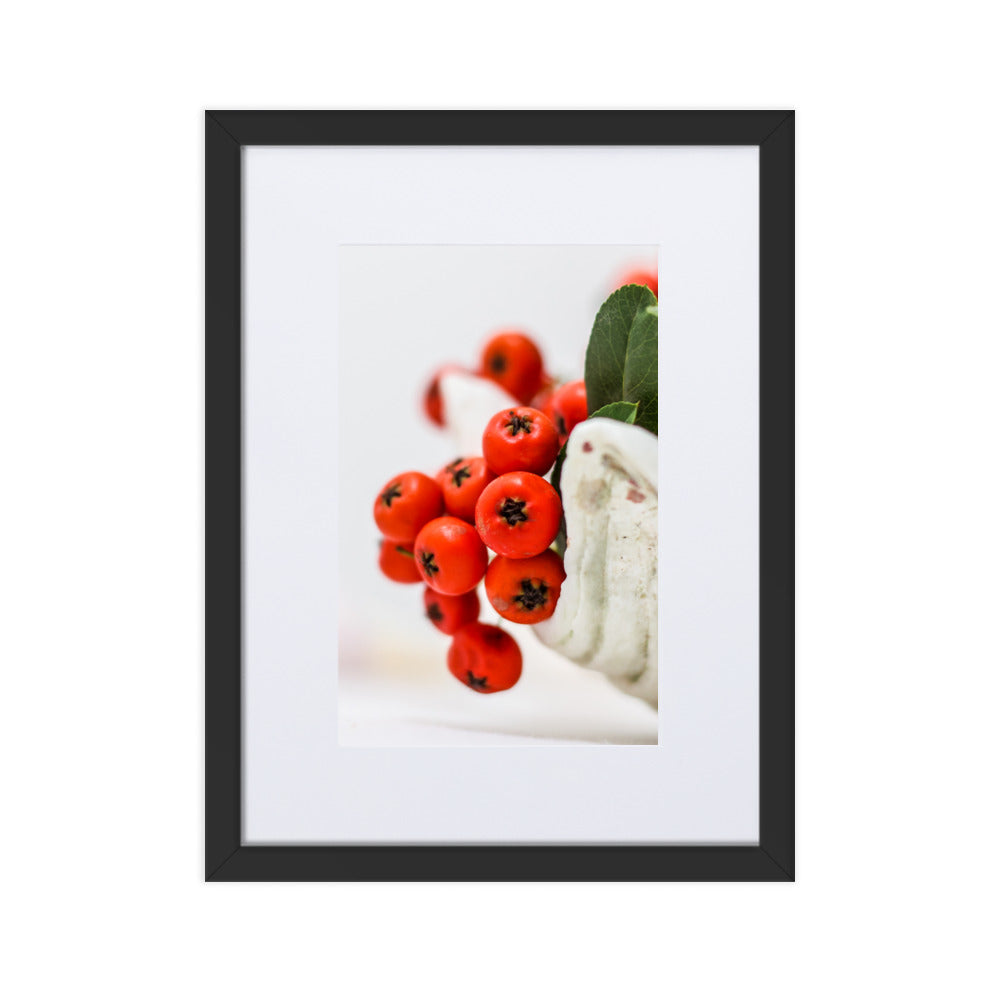 Poster mit Passepartout - Red Berries Kuratoren von artlia Schwarz / 30×40 cm artlia