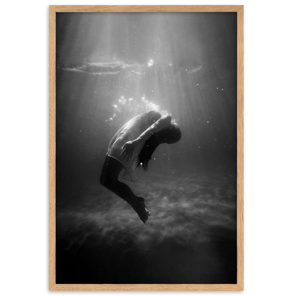 Poster mit Rahmen - girl in the water Kuratoren von artlia Oak / 61×91 cm artlia