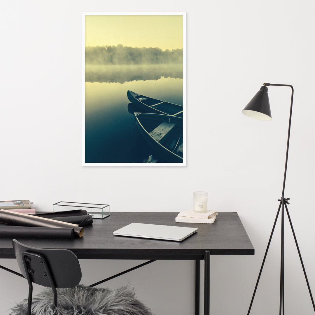 Boats in Fog - Poster im Rahmen Kuratoren von artlia artlia