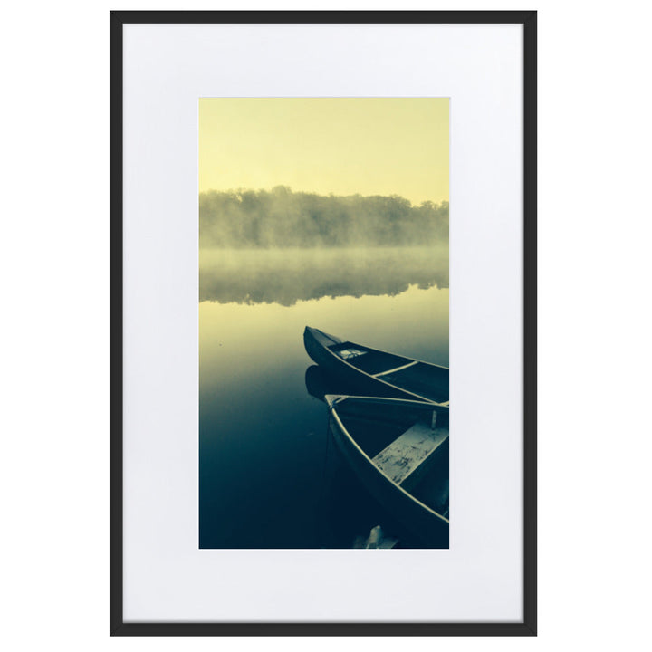 Boats in Fog - Poster im Rahmen mit Passepartout Kuratoren von artlia Schwarz / 61×91 cm artlia