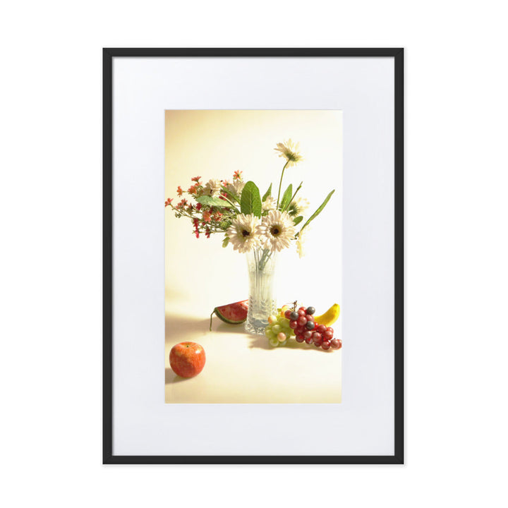 Flower Vase - Poster im Rahmen mit Passepartout Kuratoren von artlia Schwarz / 50×70 cm artlia