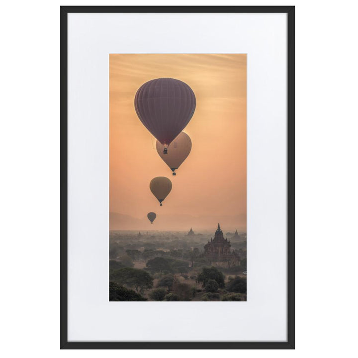 Heißluftbalons hot air balloons - Poster im Rahmen mit Passepartout artlia Schwarz / 61×91 cm artlia