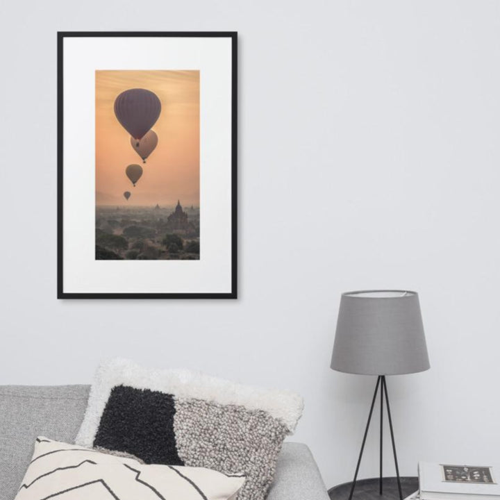 Heißluftbalons - Poster im Rahmen mit Passepartout Kuratoren von artlia artlia