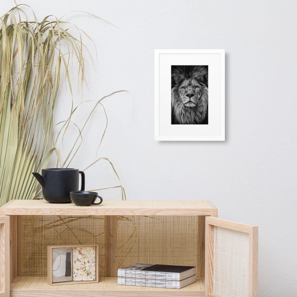 Loewe Lion - Poster im Rahmen mit Passepartout artlia Weiß / 30×40 cm artlia