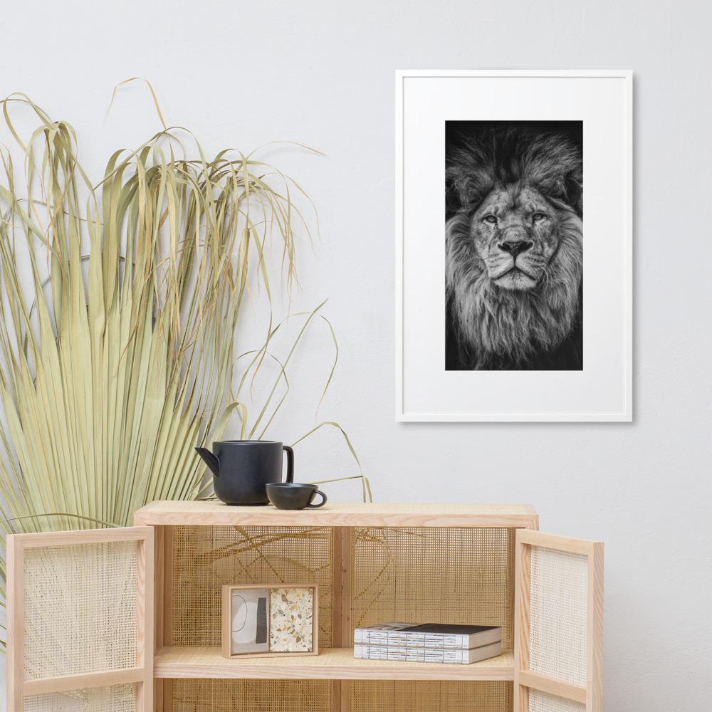 Loewe Lion - Poster im Rahmen mit Passepartout artlia Weiß / 61×91 cm artlia