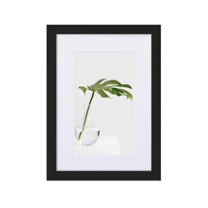 Palm in Vase - Poster im Rahmen mit Passepartout Kuratoren von artlia Schwarz / 21×30 cm artlia