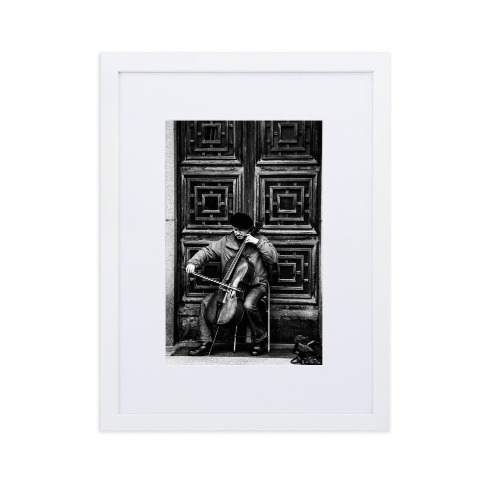 Poster mit Passepartout - A Cellist on the Street Kuratoren von artlia Weiß / 30×40 cm artlia