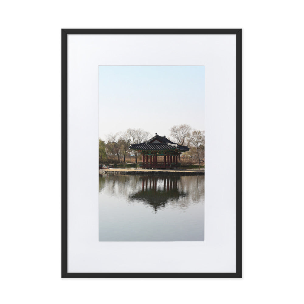 Poster mit Passepartout - Pavillon mitten im Wasser Kuratoren von artlia Schwarz / 50×70 cm artlia