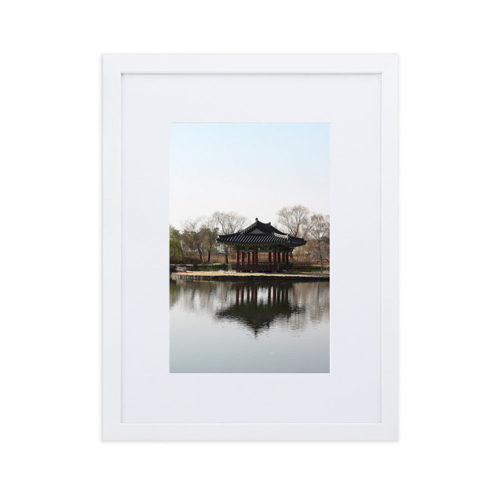 Poster mit Passepartout - Pavillon mitten im Wasser Kuratoren von artlia Weiß / 30×40 cm artlia