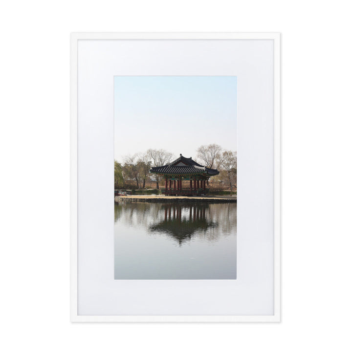 Poster mit Passepartout - Pavillon mitten im Wasser Kuratoren von artlia Weiß / 50×70 cm artlia