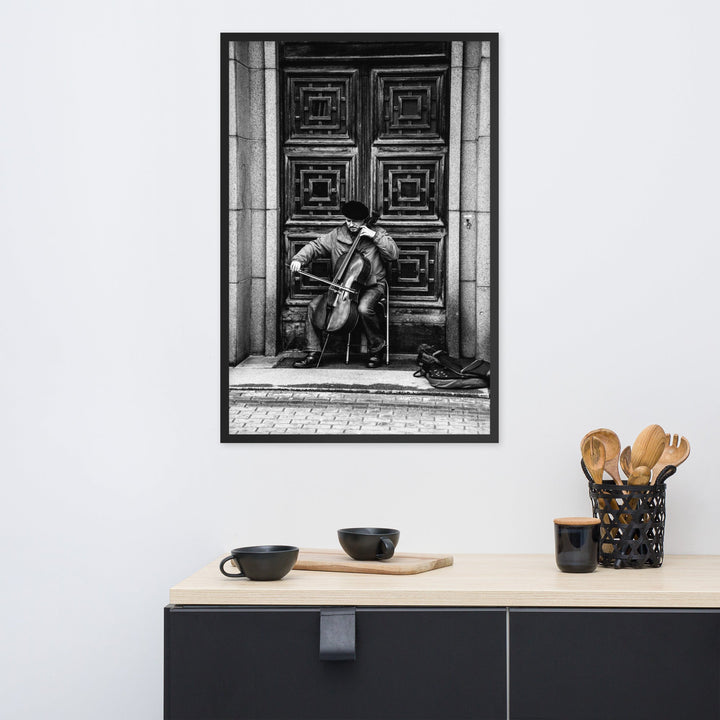 Poster mit Rahmen - A Cellist on the Street Kuratoren von artlia artlia