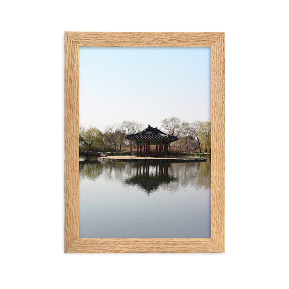 Poster mit Rahmen - Pavillon mitten im Wasser Kuratoren von artlia Oak / 21×30 cm artlia