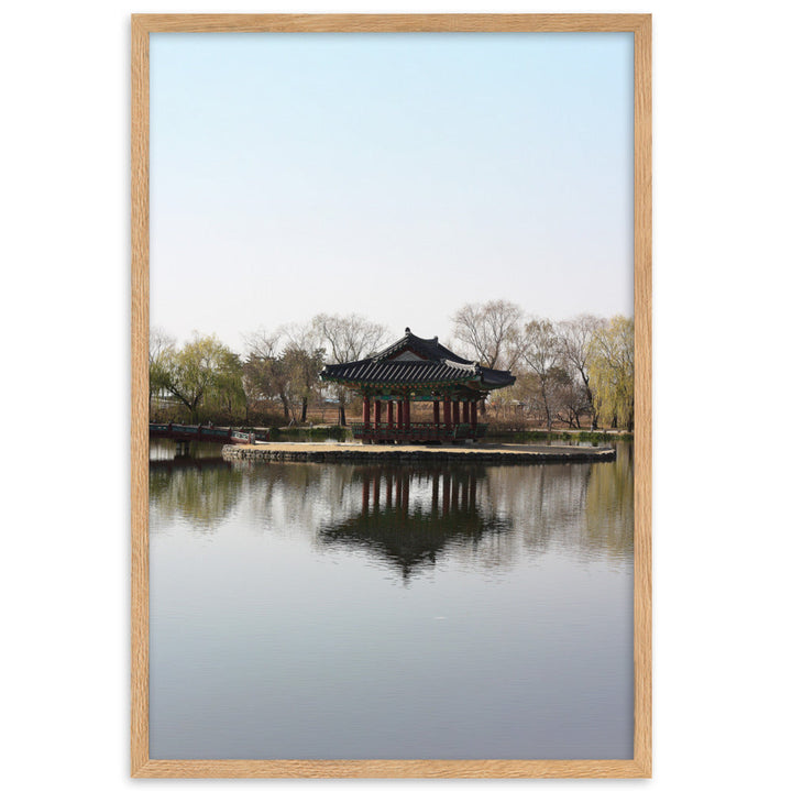 Poster mit Rahmen - Pavillon mitten im Wasser Kuratoren von artlia Oak / 61×91 cm artlia