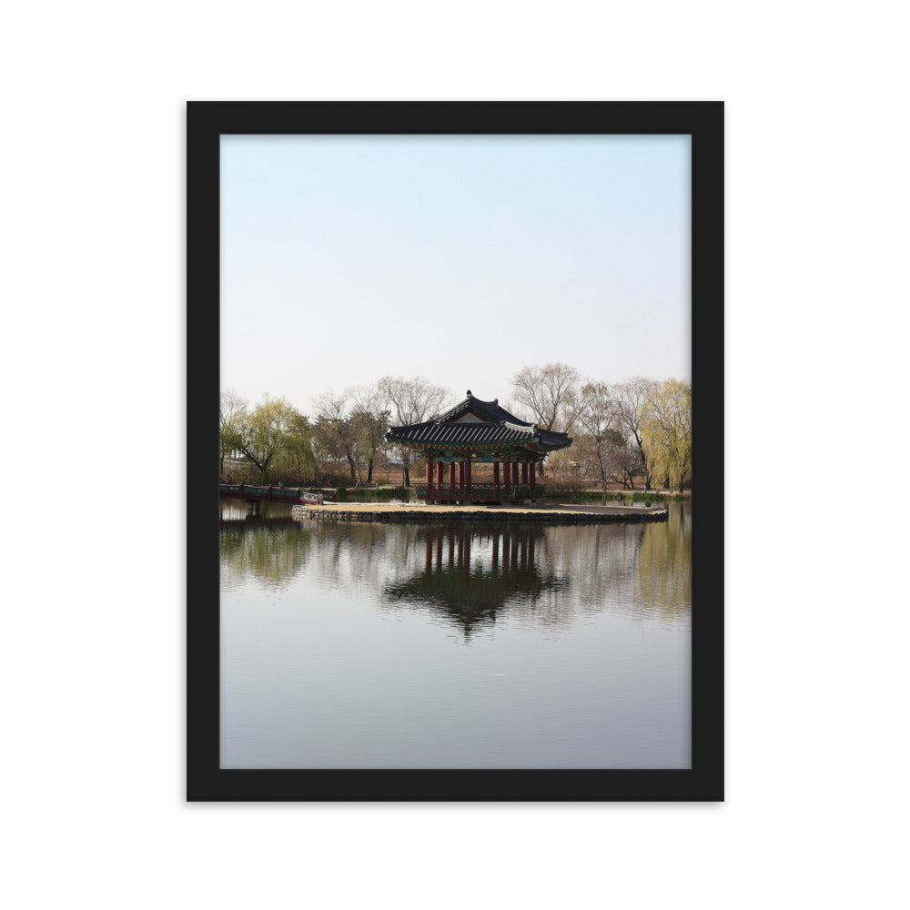 Poster mit Rahmen - Pavillon mitten im Wasser Kuratoren von artlia Schwarz / 30×40 cm artlia