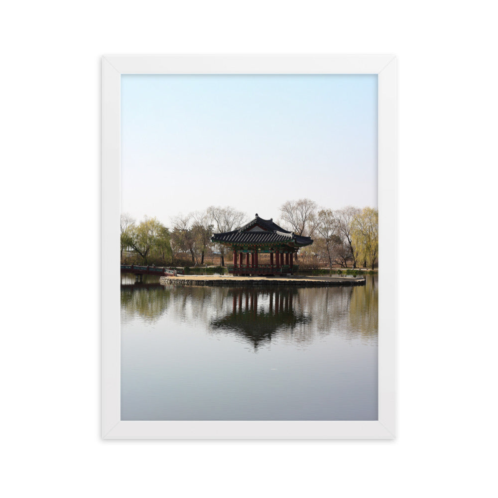 Poster mit Rahmen - Pavillon mitten im Wasser Kuratoren von artlia Weiß / 30×40 cm artlia