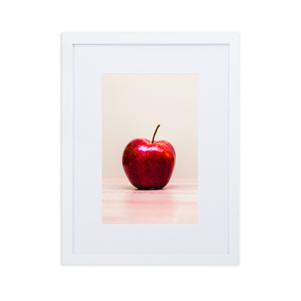 Red Apple - Poster im Rahmen mit Passepartout Kuratoren von artlia Weiß / 30×40 cm artlia