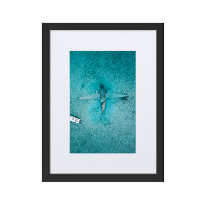 Sunken Plane - Poster im Rahmen mit Passepartout Kuratoren von artlia Schwarz / 30×40 cm artlia