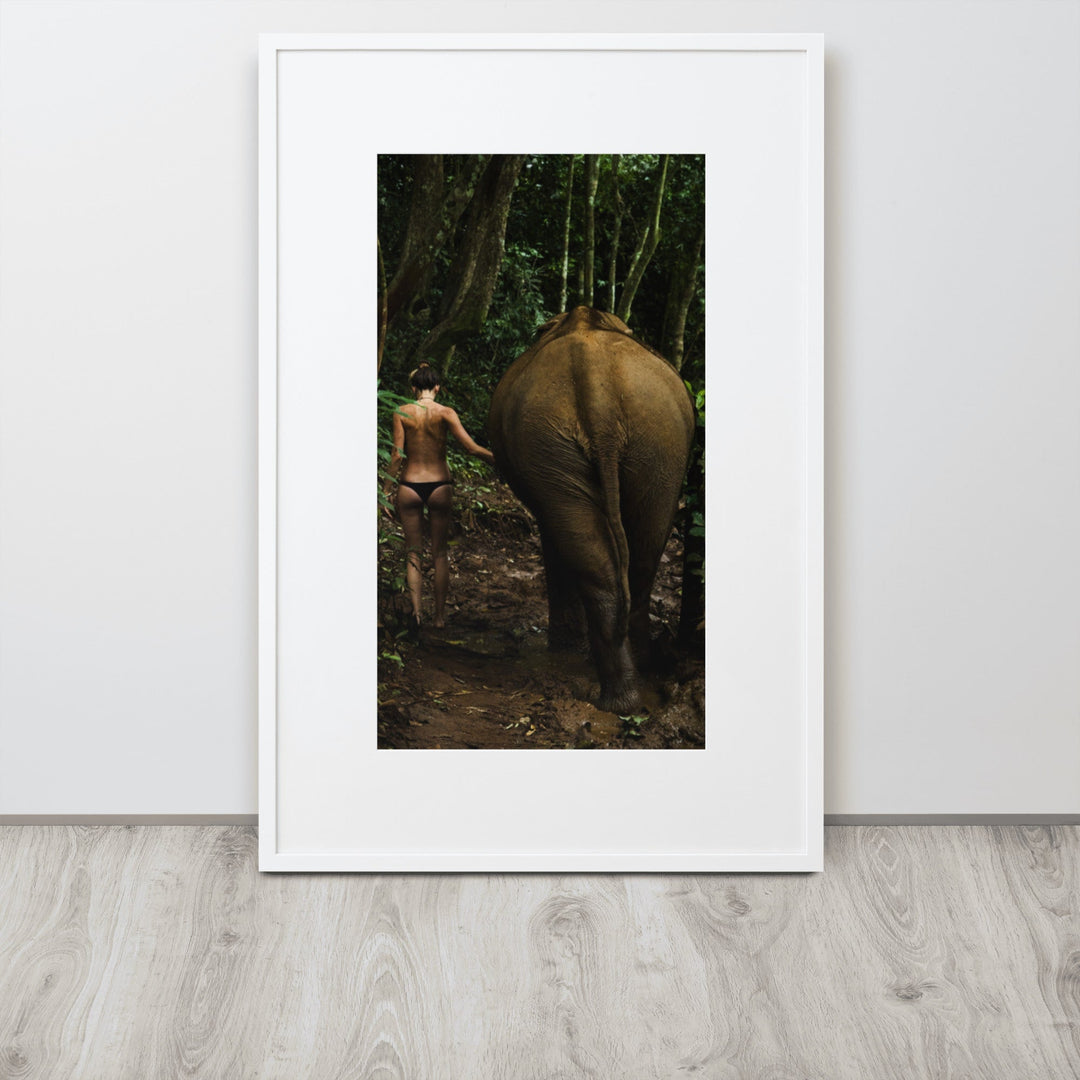 Walking into the Jungle - Poster im Rahmen mit Passepartout Kuratoren von artlia artlia