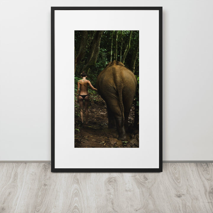 Walking into the Jungle - Poster im Rahmen mit Passepartout Kuratoren von artlia artlia